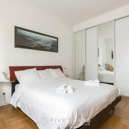 Flora Five Stars House *