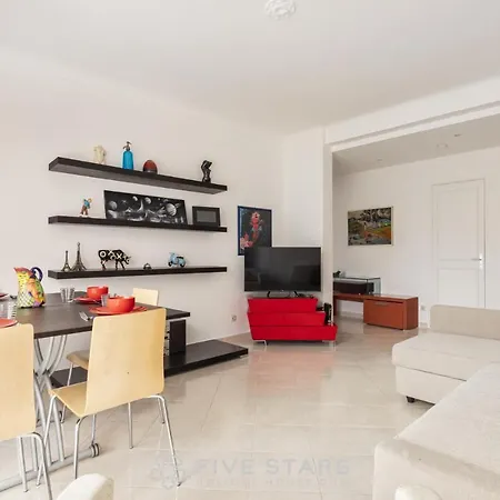 Flora Five Stars House *