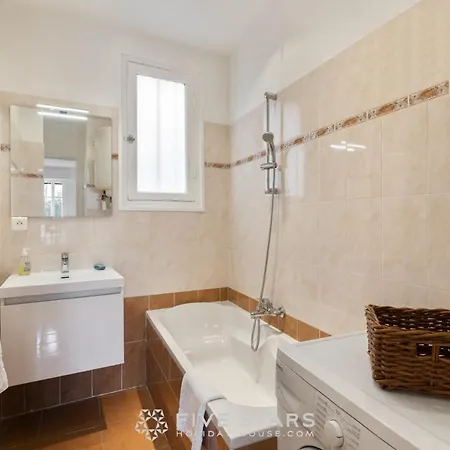 公寓 Flora Five Stars House *
